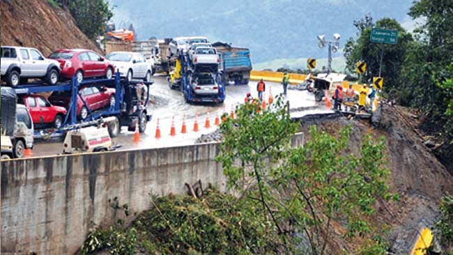 LA DURA CARGA DE TRANSPORTAR BAJO LA LLUVIA