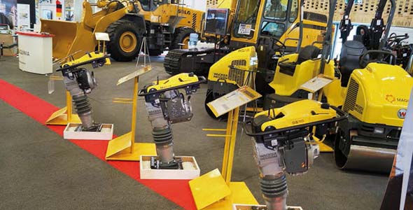 MAQUINIA CON EQUIPOS PARA LA CONSTRUCCIÓN