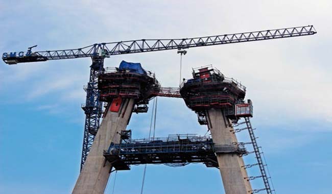 CINCO GRÚAS LINDEN COMANSA CONSTRUYEN EL PUENTE «NHAT TAN» EN HANOI