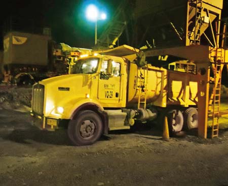 LA MACUIRA AVANZA DE LA  MANO CON KENWORTH